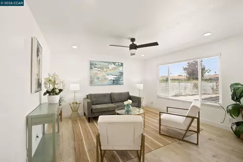 Living - 113 Larsen Cir, Vallejo, CA 94589 photo 2 of 2