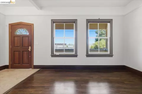 Living - 627 6th St, Vallejo, CA 94590 photo 1 of 4