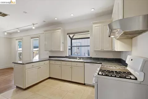 Kitchen - 627 6th St, Vallejo, CA 94590 photo 4 of 5