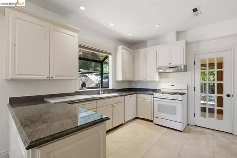 Kitchen - 627 6th St, Vallejo, CA 94590 photo 2 of 5