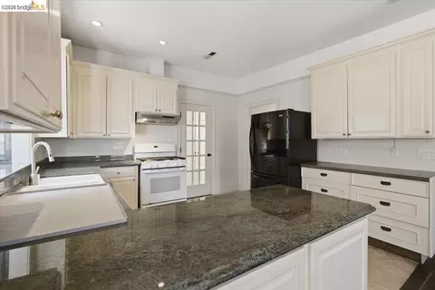 Kitchen - 627 6th St, Vallejo, CA 94590 photo 5 of 5