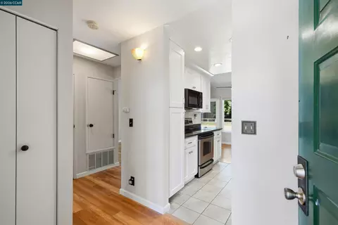 Entry Way - 775 Center Ave, Martinez, CA 94553 photo 2 of 3