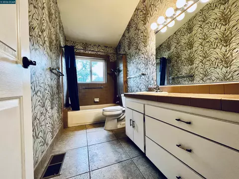 Bath - 14630 Saint Croy Rd, Red Bluff, CA 96080 photo 4 of 4