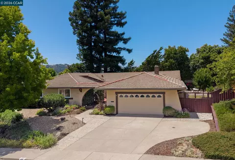 1085 Country Club Dr, Moraga, CA 94556