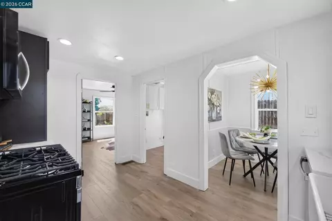 Entry Way - 427 Grant St, Vallejo, CA 94590 photo 4 of 5