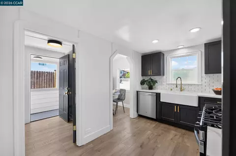 Entry Way - 427 Grant St, Vallejo, CA 94590 photo 3 of 5
