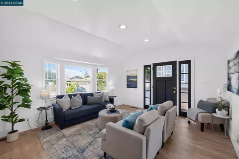 Entry Way - 427 Grant St, Vallejo, CA 94590 photo 1 of 5