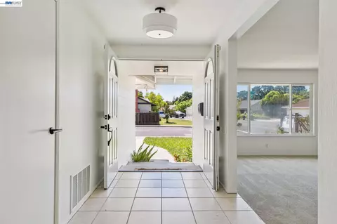 Entry Way - 2884 Lyon Cir, Concord, CA 94518 photo 3 of 5