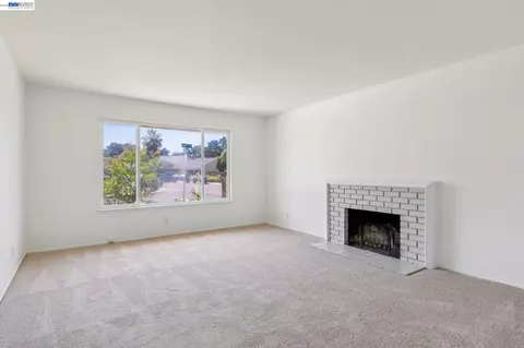 Living - 2884 Lyon Cir, Concord, CA 94518 photo 3 of 5