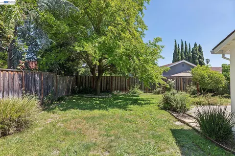Exterior - 2884 Lyon Cir, Concord, CA 94518 photo 4 of 9