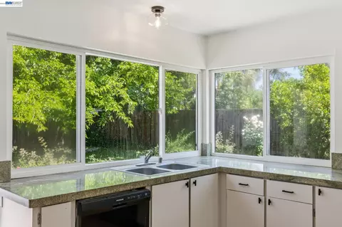 Kitchen - 2884 Lyon Cir, Concord, CA 94518 photo 2 of 3