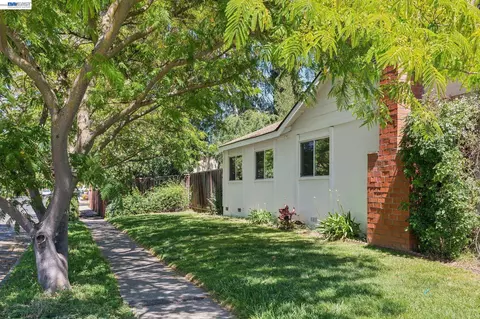 Exterior - 2884 Lyon Cir, Concord, CA 94518 photo 6 of 9