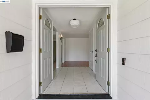 Entry Way - 2884 Lyon Cir, Concord, CA 94518 photo 2 of 5