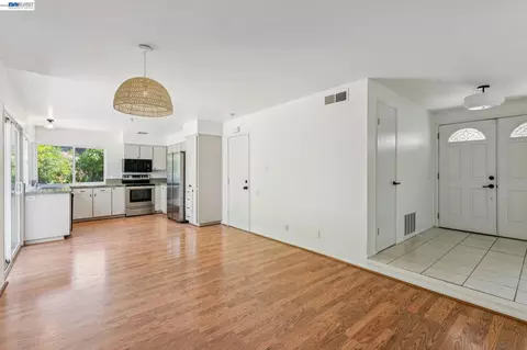 Living - 2884 Lyon Cir, Concord, CA 94518 photo 1 of 5