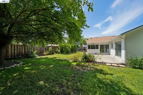 Exterior - 2884 Lyon Cir, Concord, CA 94518 photo 5 of 9