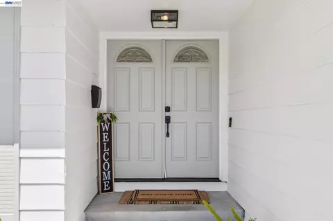 Entry Way - 2884 Lyon Cir, Concord, CA 94518 photo 1 of 5