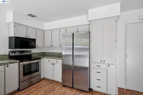 Kitchen - 2884 Lyon Cir, Concord, CA 94518 photo 3 of 3