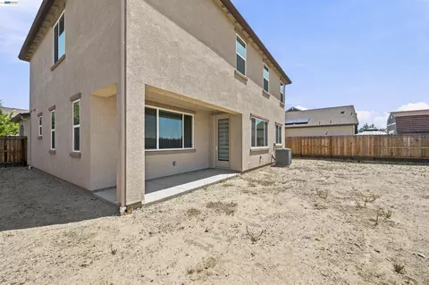 Exterior - 200 De Bord Dr, Tracy, CA 95376 photo 4 of 7