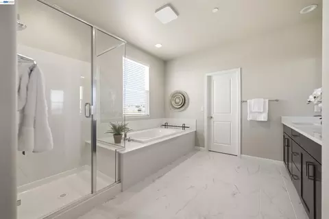 Bath - 200 De Bord Dr, Tracy, CA 95376 photo 2 of 8