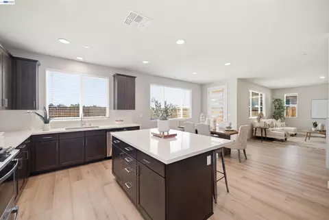 Kitchen - 200 De Bord Dr, Tracy, CA 95376 photo 4 of 6