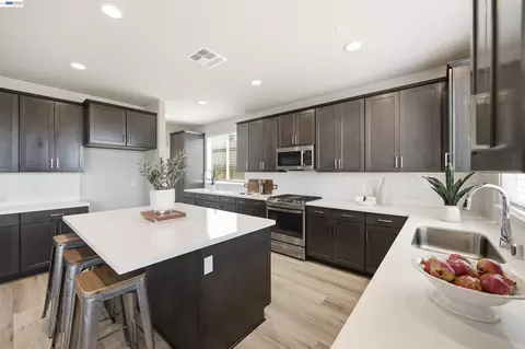 Kitchen - 200 De Bord Dr, Tracy, CA 95376 photo 2 of 6