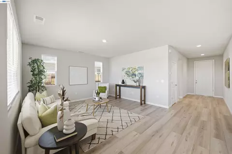Living - 200 De Bord Dr, Tracy, CA 95376 photo 4 of 6