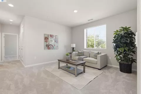 Living - 200 De Bord Dr, Tracy, CA 95376 photo 5 of 6