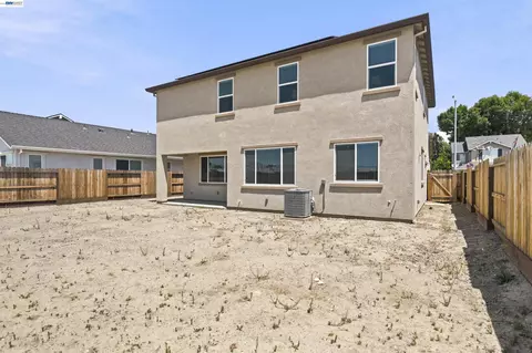 Exterior - 200 De Bord Dr, Tracy, CA 95376 photo 5 of 7