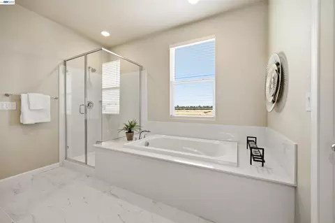 Bath - 200 De Bord Dr, Tracy, CA 95376 photo 5 of 8