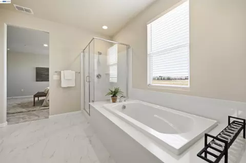 Bath - 200 De Bord Dr, Tracy, CA 95376 photo 4 of 8