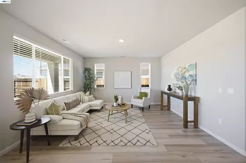 Living - 200 De Bord Dr, Tracy, CA 95376 photo 3 of 6
