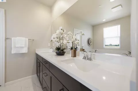 Bath - 200 De Bord Dr, Tracy, CA 95376 photo 3 of 8