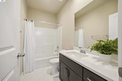 Bath - 200 De Bord Dr, Tracy, CA 95376 photo 8 of 8