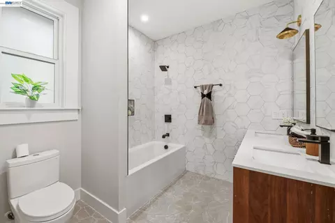 Bath - 1841 Vine St, Berkeley, CA 94703 photo 1 of 6