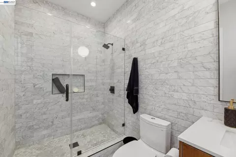 Bath - 1841 Vine St, Berkeley, CA 94703 photo 4 of 6