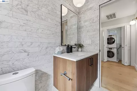 Bath - 1841 Vine St, Berkeley, CA 94703 photo 6 of 6