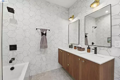Bath - 1841 Vine St, Berkeley, CA 94703 photo 2 of 6