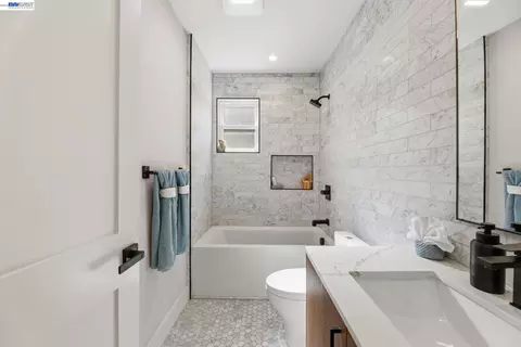 Bath - 1841 Vine St, Berkeley, CA 94703 photo 5 of 6