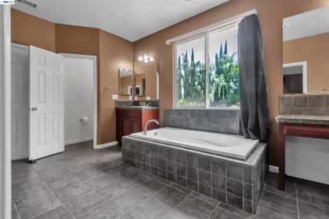 Bath - 2630 Annette Ct, Tracy, CA 95304 photo 2 of 7