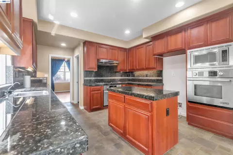 Kitchen - 2630 Annette Ct, Tracy, CA 95304 photo 2 of 2