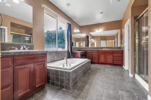 Bath - 2630 Annette Ct, Tracy, CA 95304 photo 1 of 7