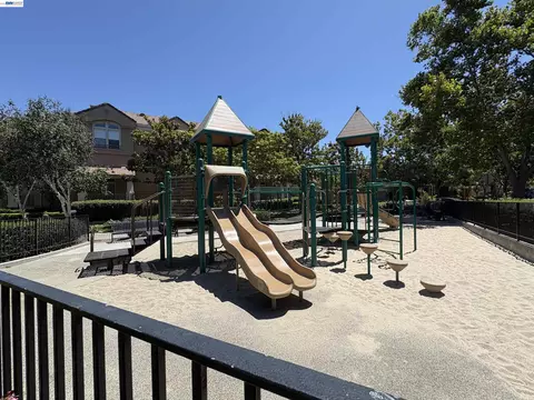 Exterior - 439 Kent Dr, Mountain View, CA 94043 photo 4 of 6