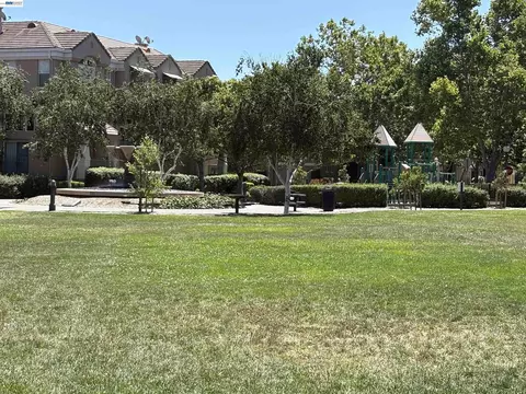 Exterior - 439 Kent Dr, Mountain View, CA 94043 photo 5 of 6