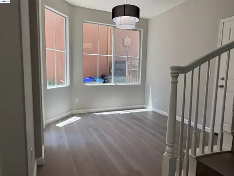 Living - 439 Kent Dr, Mountain View, CA 94043 photo 2 of 5