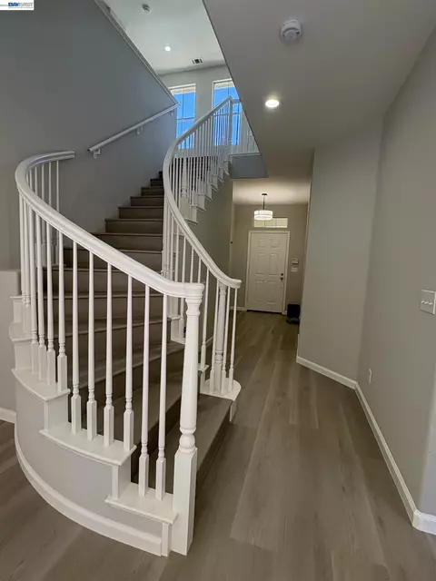Entry Way - 439 Kent Dr, Mountain View, CA 94043 photo 1 of 2