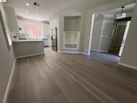 Living - 439 Kent Dr, Mountain View, CA 94043 photo 3 of 5