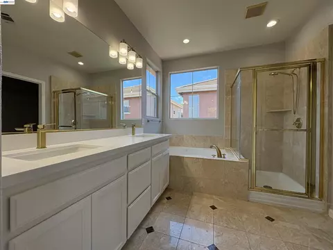 Bath - 439 Kent Dr, Mountain View, CA 94043 photo 2 of 3