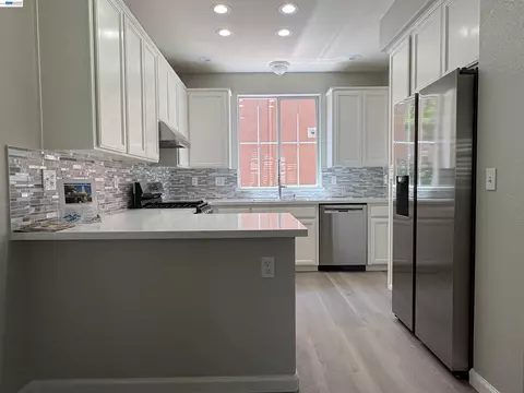 Kitchen - 439 Kent Dr, Mountain View, CA 94043 photo 1 of 2
