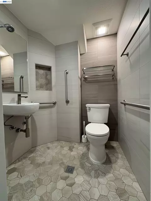 Bath - 439 Kent Dr, Mountain View, CA 94043 photo 1 of 3