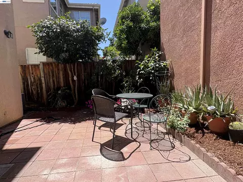 Exterior - 439 Kent Dr, Mountain View, CA 94043 photo 3 of 6